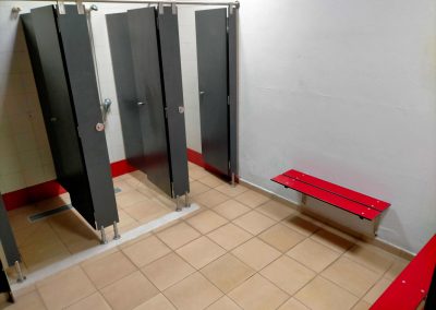 Fotografía de las duchas del Aula de la Naturaleza Lomo Jurgón